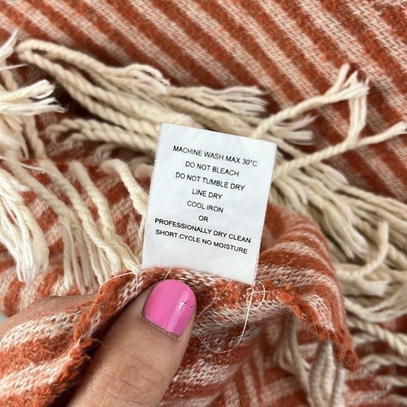 Nido Notte Italia Made in Italy Orange Cream Chevron Tassel Throw Blanket - Picture 6 of 6